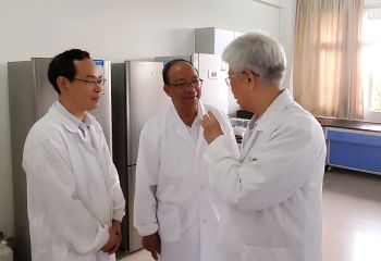 謝華安、謝聯(lián)輝院士在贛糧院士工作站指導(dǎo)工作